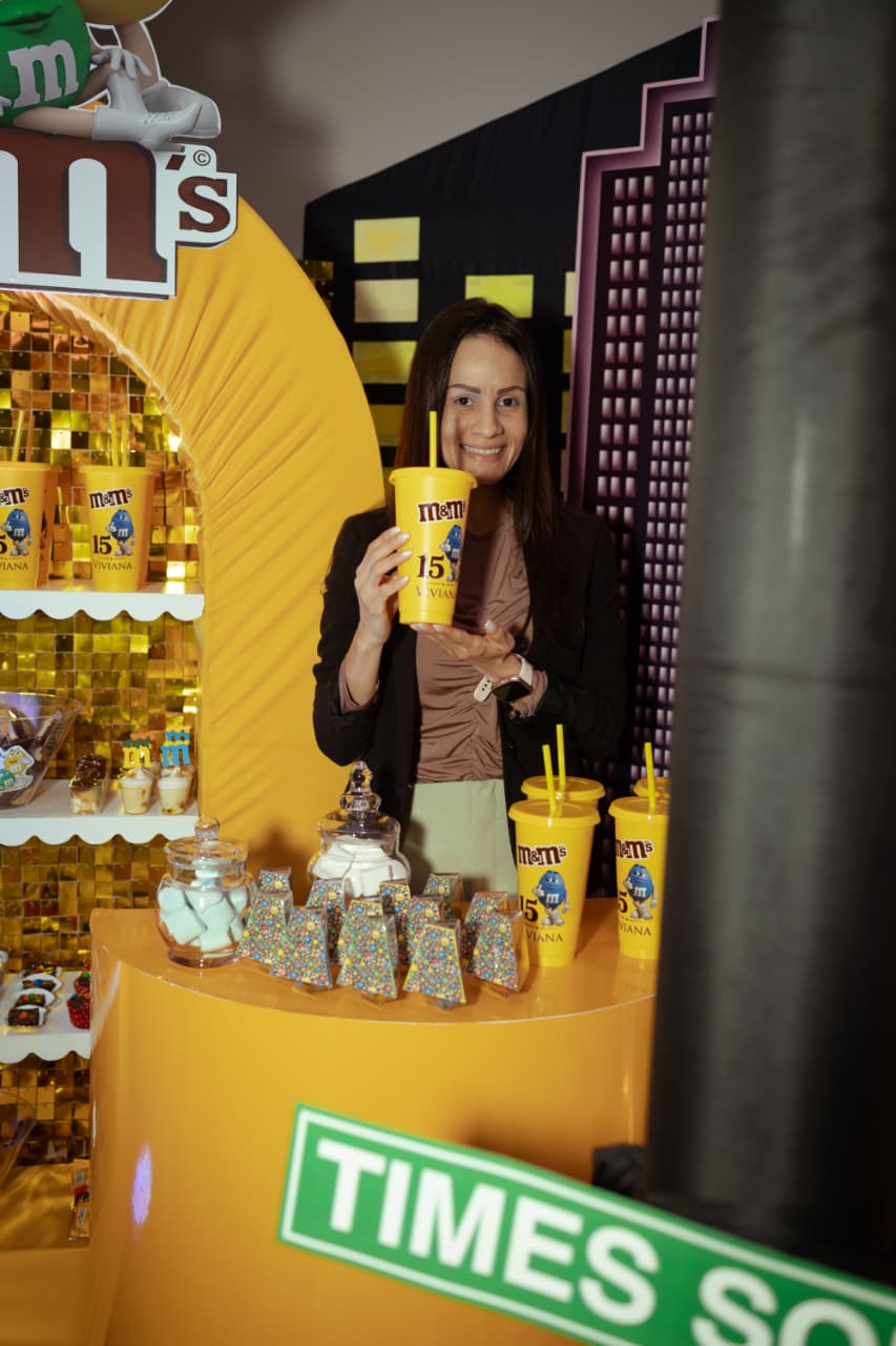 Vaso personalizado de M&M’s con el nombre de la quinceañera en la estación de dulces