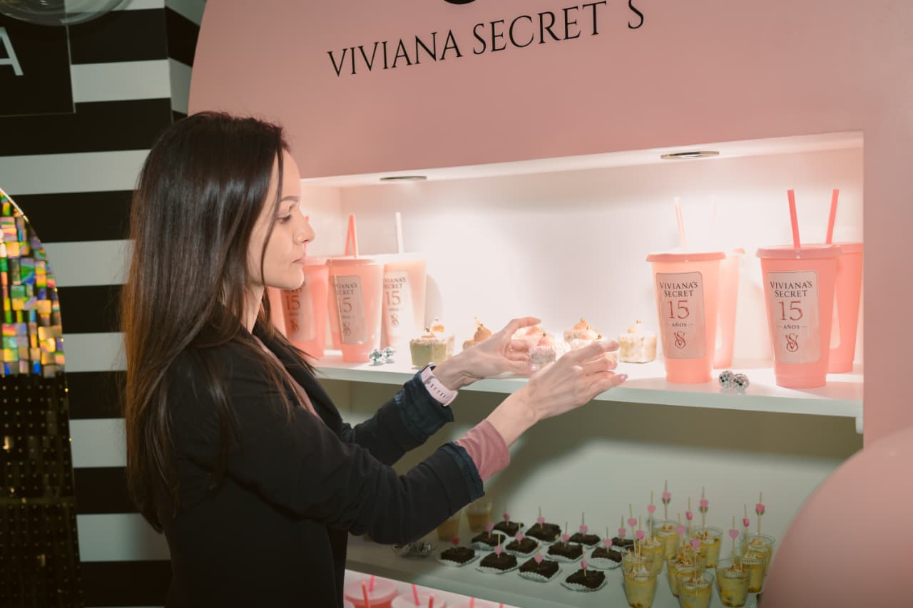 Montaje de la barra rosada Viviana Secret’s con vasos personalizados y postres